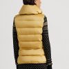 Goldfarbene gesteppte Daunenweste aus Satin von Ralph Lauren für Damen Goldfarbene gesteppte Daunenweste aus Satin von Ralph Lauren für Damen