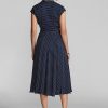 Marineblaues/cremefarbenes Ralph Lauren-Kleid aus gepunkteter Seide und Georgette für Damen Marineblaues/cremefarbenes Ralph Lauren-Kleid aus gepunkteter Seide und Georgette für Damen