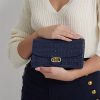 Raffinierte, marineblaue Damen-Umhängetasche „Adair“ aus geprägtem Leder von Ralph Lauren Raffinierte, marineblaue Damen-Umhängetasche „Adair“ aus geprägtem Leder von Ralph Lauren