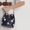 Raffinierte, mittelgroße Andie-Handtasche mit Polka-Dot-Muster in Marineblau/Vanille für Damen von Ralph Lauren Raffinierte, mittelgroße Andie-Handtasche mit Polka-Dot-Muster in Marineblau/Vanille für Damen von Ralph Lauren