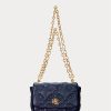 Raffinierte, mittelgroße Umhängetaschen aus gestepptem Nappaleder für Damen von Ralph Lauren in Marineblau Raffinierte, mittelgroße Umhängetaschen aus gestepptem Nappaleder für Damen von Ralph Lauren in Marineblau