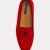 Rote Ralph Lauren Laurel Loafer aus Ziegenwildleder mit Stickerei für Damen Rote Ralph Lauren Laurel Loafer aus Ziegenwildleder mit Stickerei für Damen